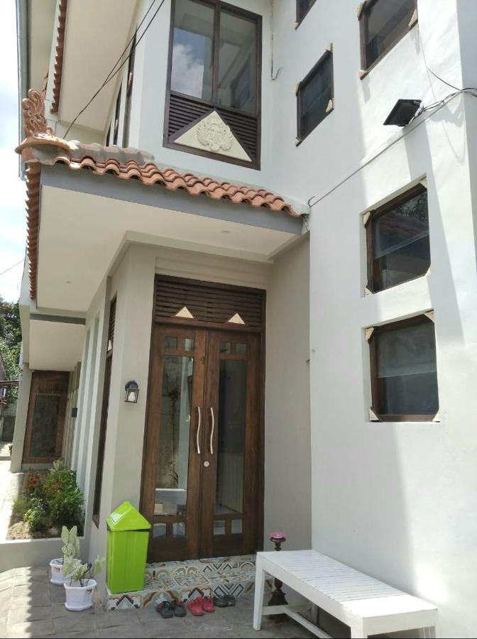 Sabi Guest House - Strategic Family -Married Couples Only- Hostel In Prawirotaman Джокьякарта Экстерьер фото