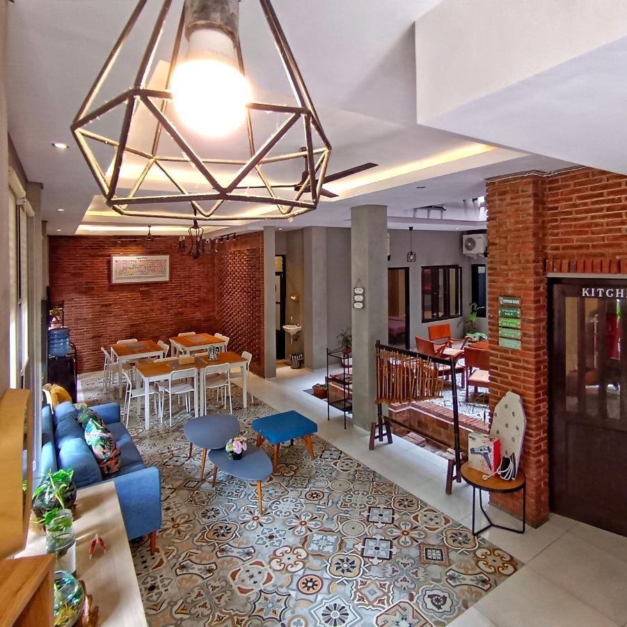 Sabi Guest House - Strategic Family -Married Couples Only- Hostel In Prawirotaman Джокьякарта Экстерьер фото