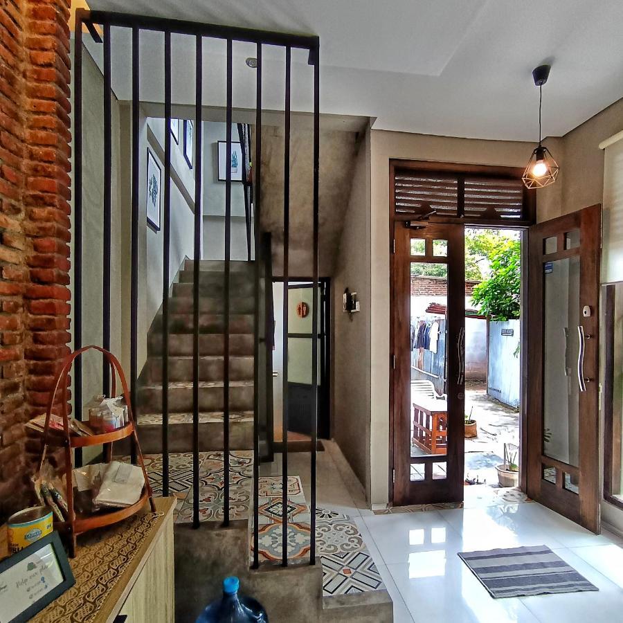 Sabi Guest House - Strategic Family -Married Couples Only- Hostel In Prawirotaman Джокьякарта Экстерьер фото