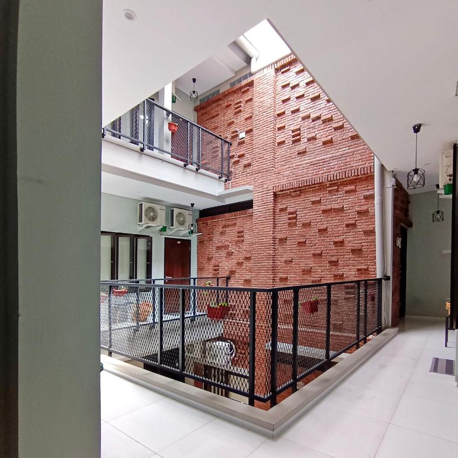 Sabi Guest House - Strategic Family -Married Couples Only- Hostel In Prawirotaman Джокьякарта Экстерьер фото